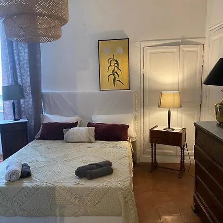 Проживание в семье La Petite Maison De Manou